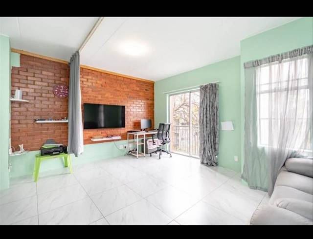 2 BEDROOM APARTMENT FOR SALE IN HOUGHTON ESTATE